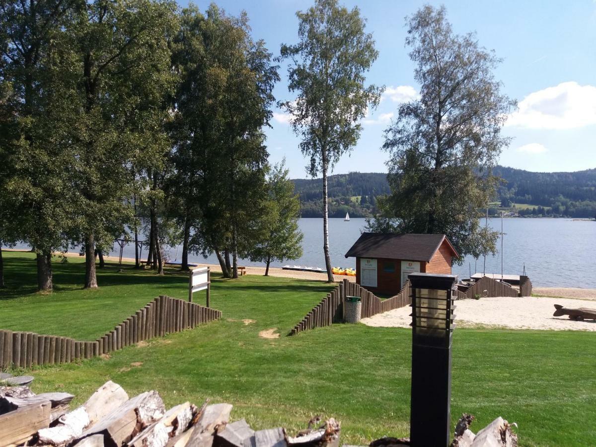 Vila Kubik Lipno ลิปโนนัดเวิลตาวู ภายนอก รูปภาพ